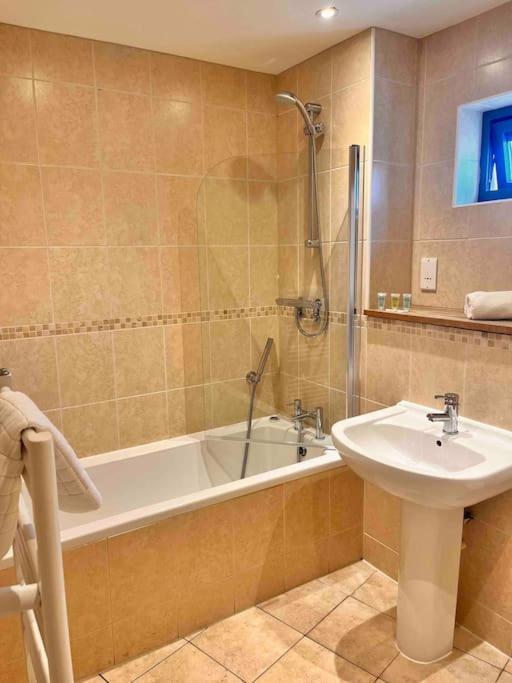 2Bed With Pool & Sea View Apartment New Quay Exterior foto